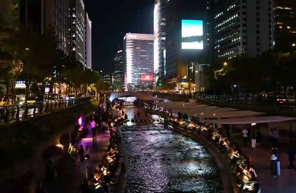 Night view of Cheonggyecheon Outdoor Library