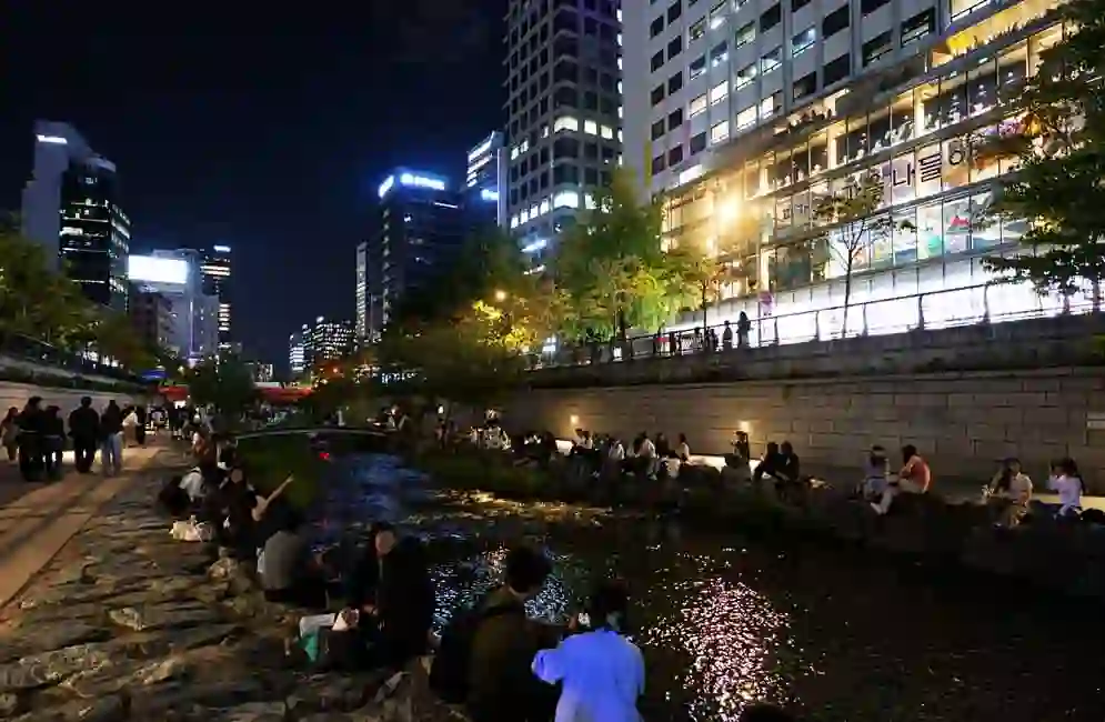 View of the Gwanggyo section of Cheonggyecheon Bridge