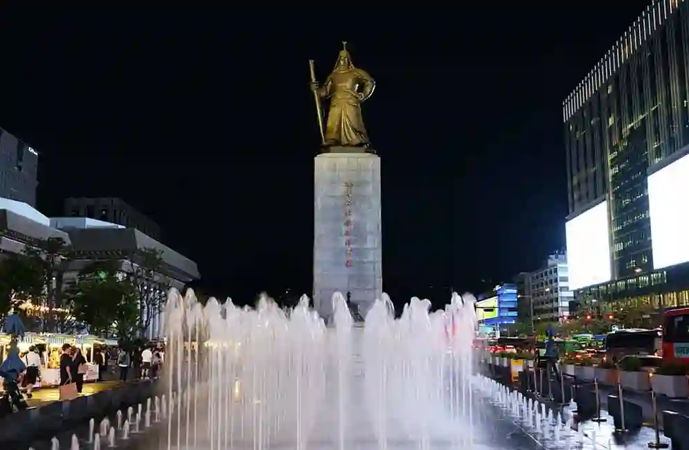 Gwanghwamun Square, Statue of Yi Sun-sin