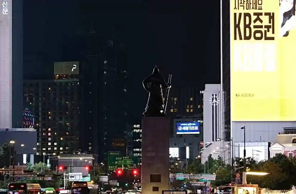 Seoul Gwanghwamun Square guarded by the statue of Yi Sun-sin