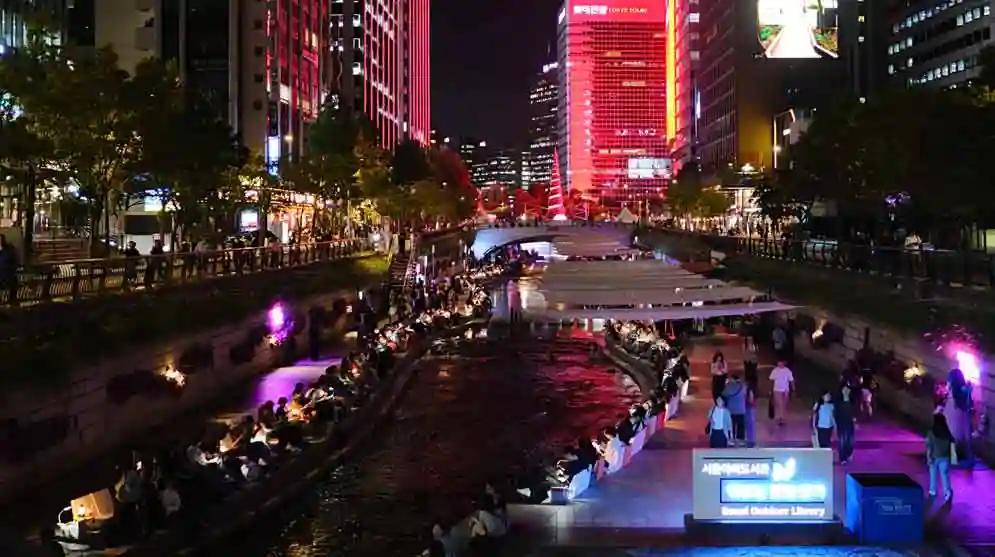 Reading a book at the Cheonggyecheon Outdoor Library