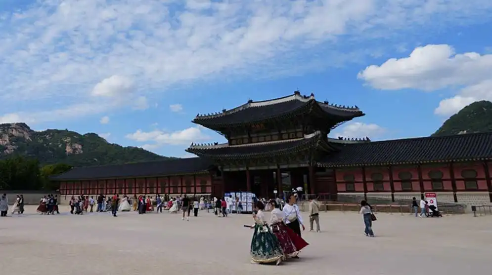 Wear hanbok at Gyeongbokgung Palace
