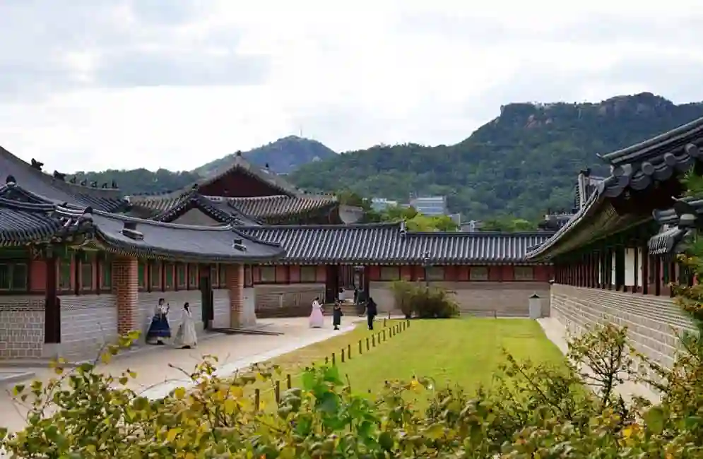 Hanbok photo taken with Gyeongbokgung Palace and Inwangsan Mountain in the background