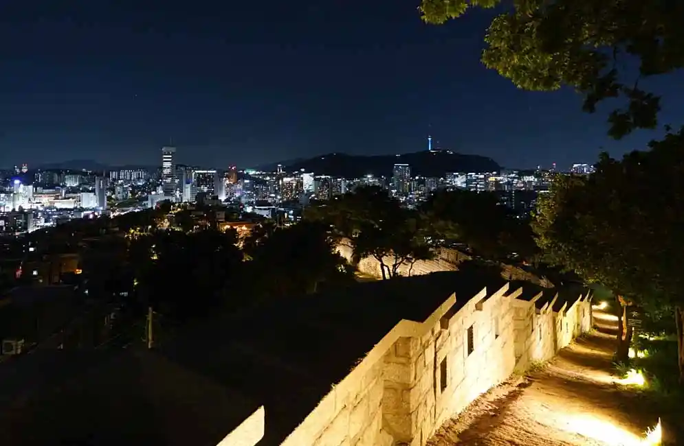 The castle wall path that Rumi and Jinwoo walked in the Kedehun film