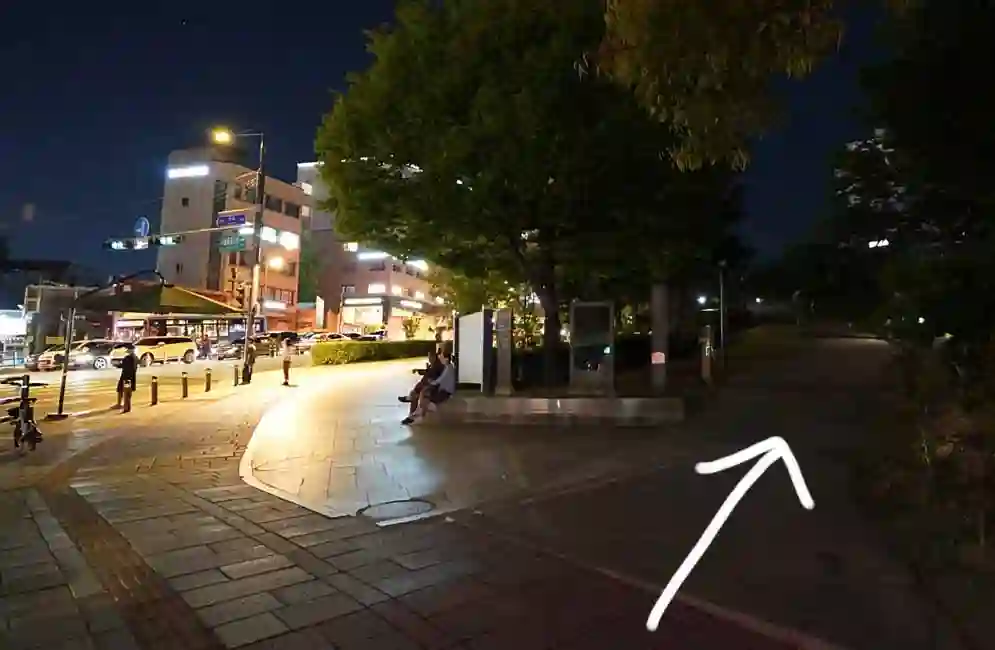 After arriving at Heunginjimun Park, head to the right