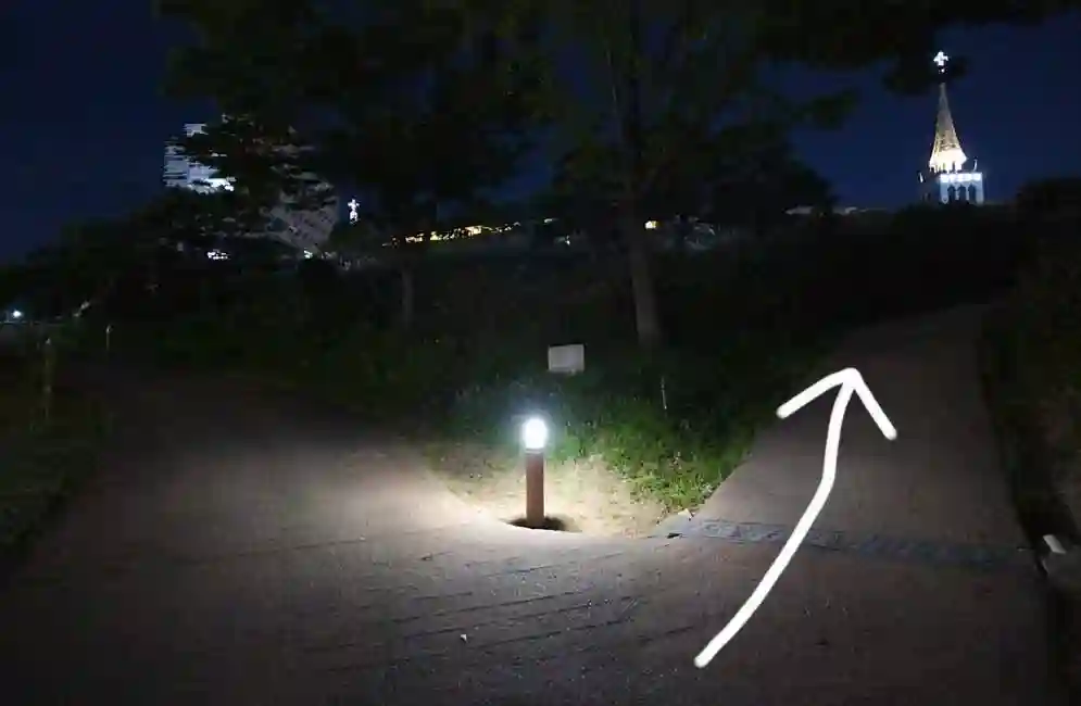 After arriving at Heunginjimun Park, head to the right2