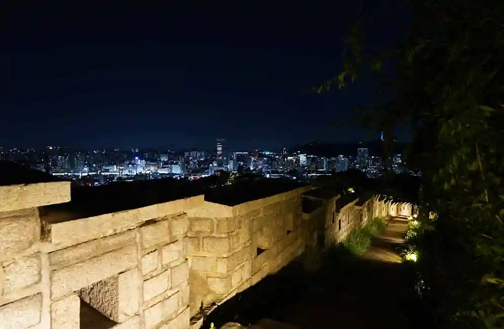 Seongwol-gil and the night view of Seoul