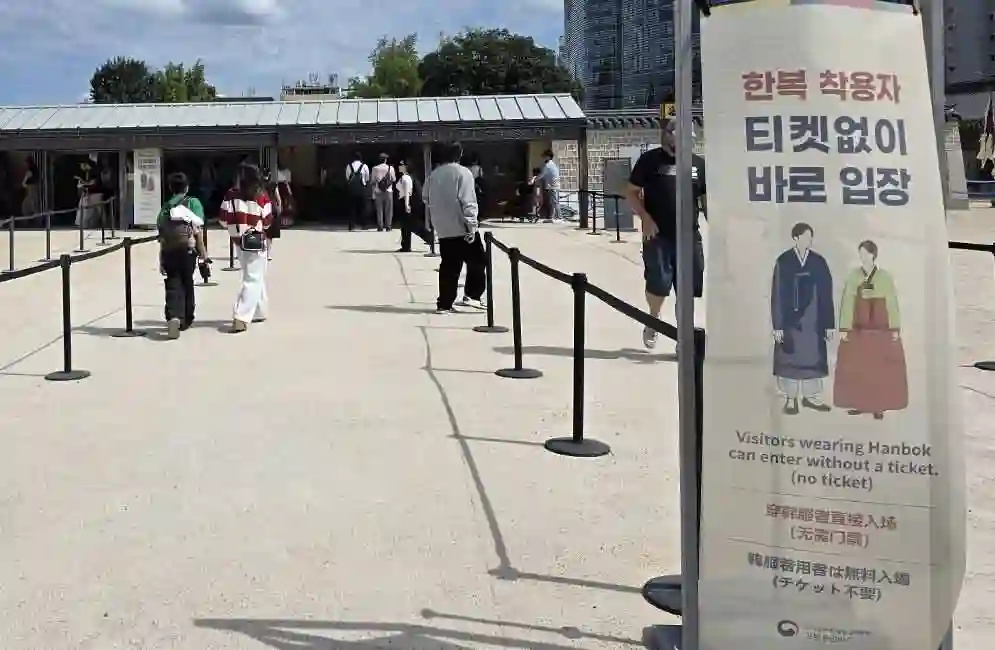 You can enter Gyeongbokgung Palace for free if you wear hanbok