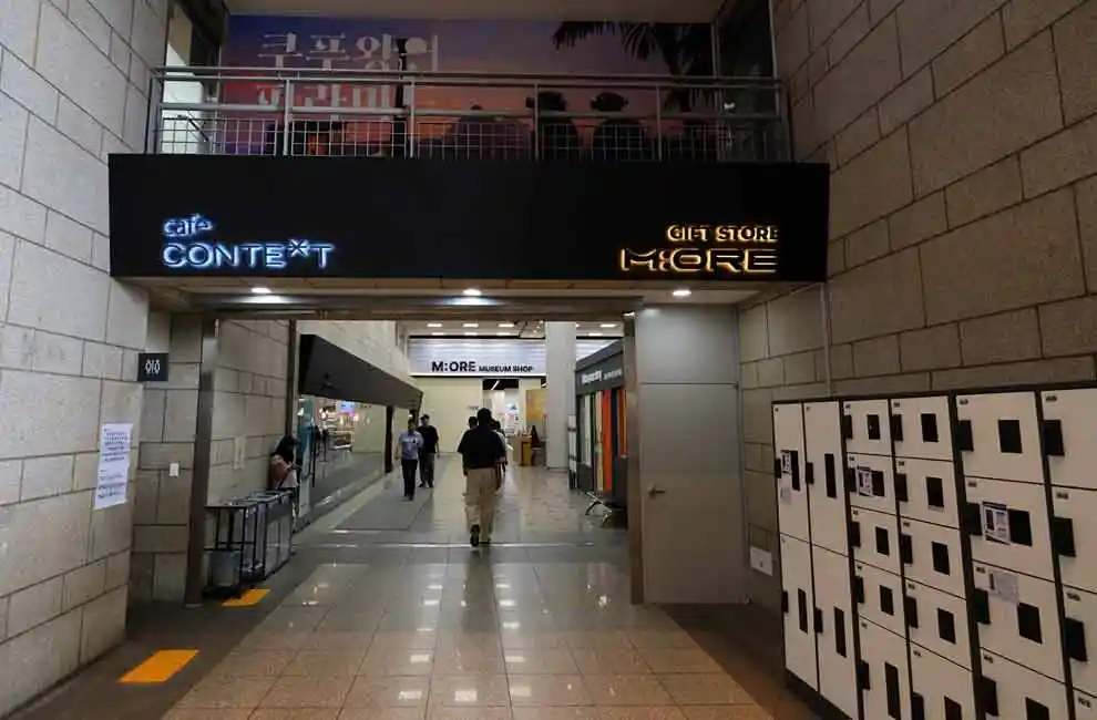 cafe and free luggage storage