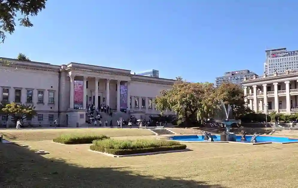 Museum of Contemporary Art next to Seokjojeon Hall