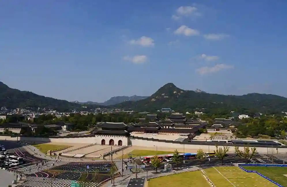 The mountain and the Blue House seen behind Gyeongbokgung Palace2